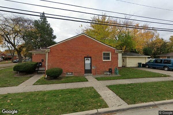 Oakwood Manor — photo 1